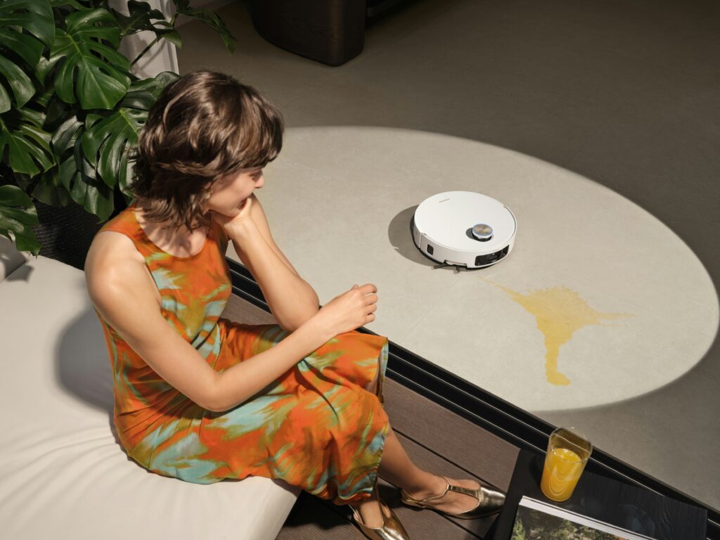 Robot aspirador con fregasuelos limpiando suelo duro