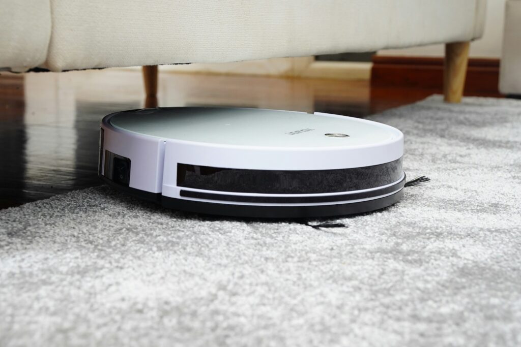 Robot aspirador limpiando una alfombra