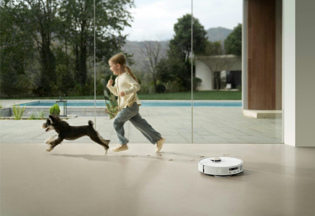 Robot aspirador limpiando pelo de mascota en el suelo