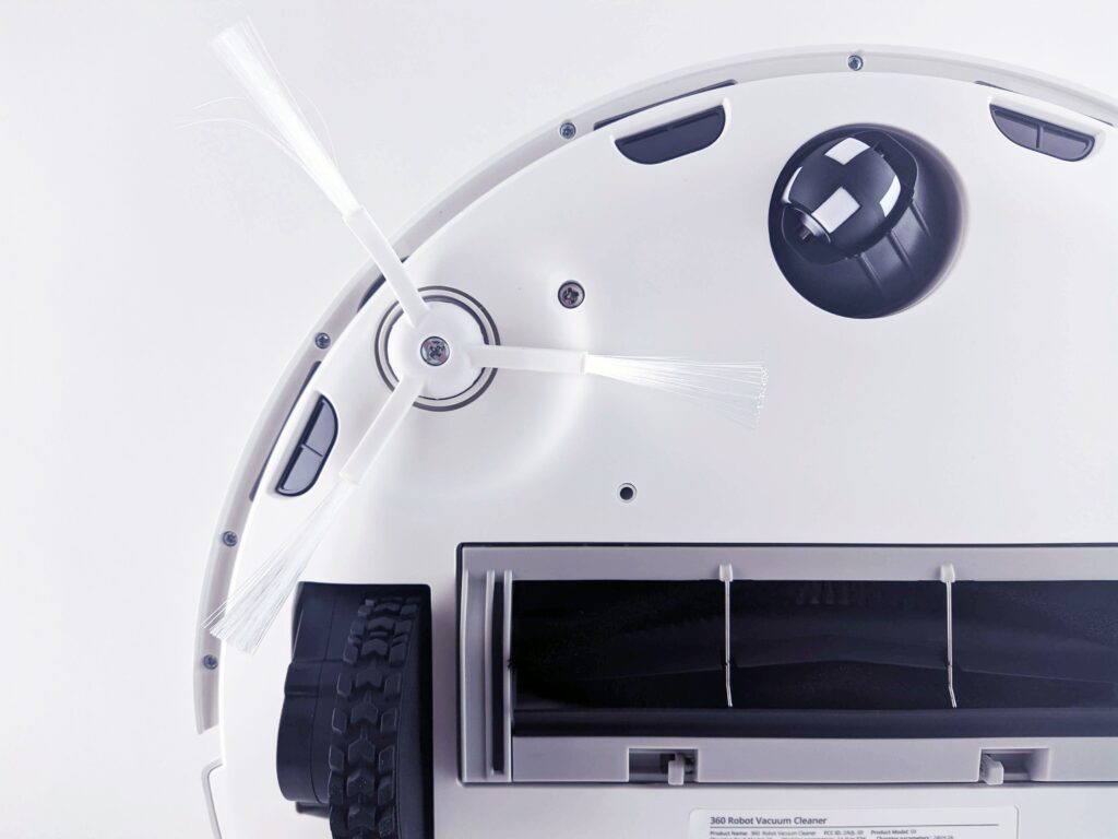 Robot aspirador economico limpiando suelo