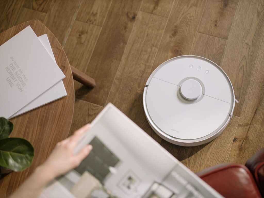 Robot aspirador con autovaciado y fregado