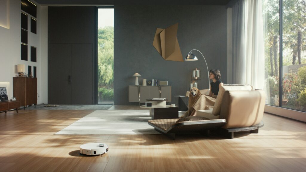 Robot aspirador limpiando el suelo de un salón